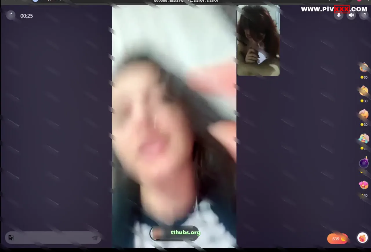 Livu ifşada tişört kalktı, gözler büyüdü