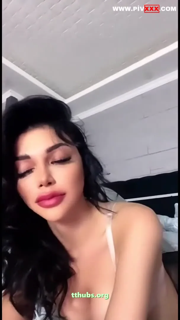 Cerhawk Yatakta Kalçalarını Kaldırıp Gösteriyor