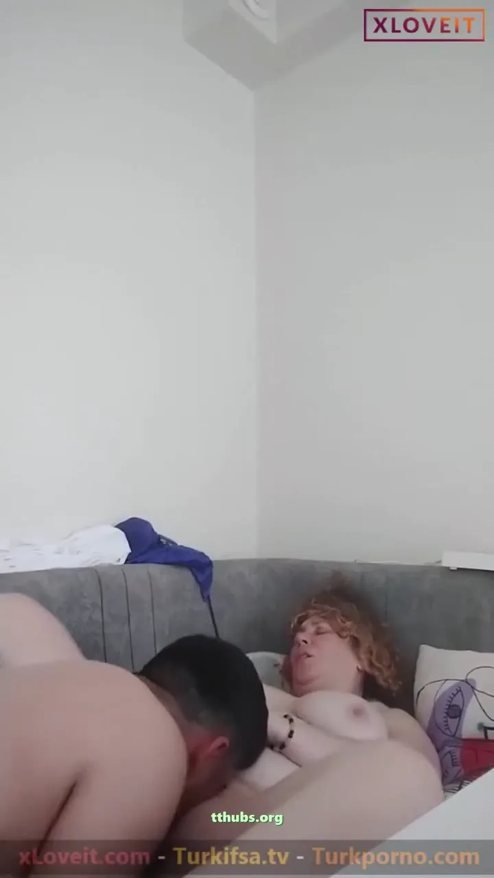 Am Yalama Porno Kleo Zevkle Amcığını Yalattı