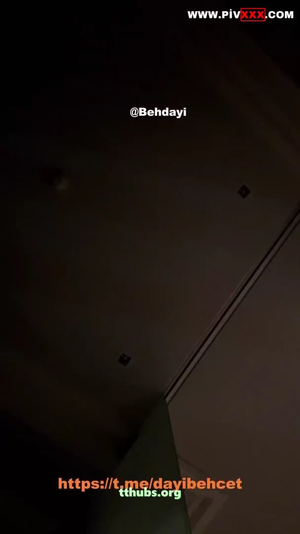 Serpil Cansız yatakta bacaklarını açıp am yakın çekim yapıyor - Porno Video