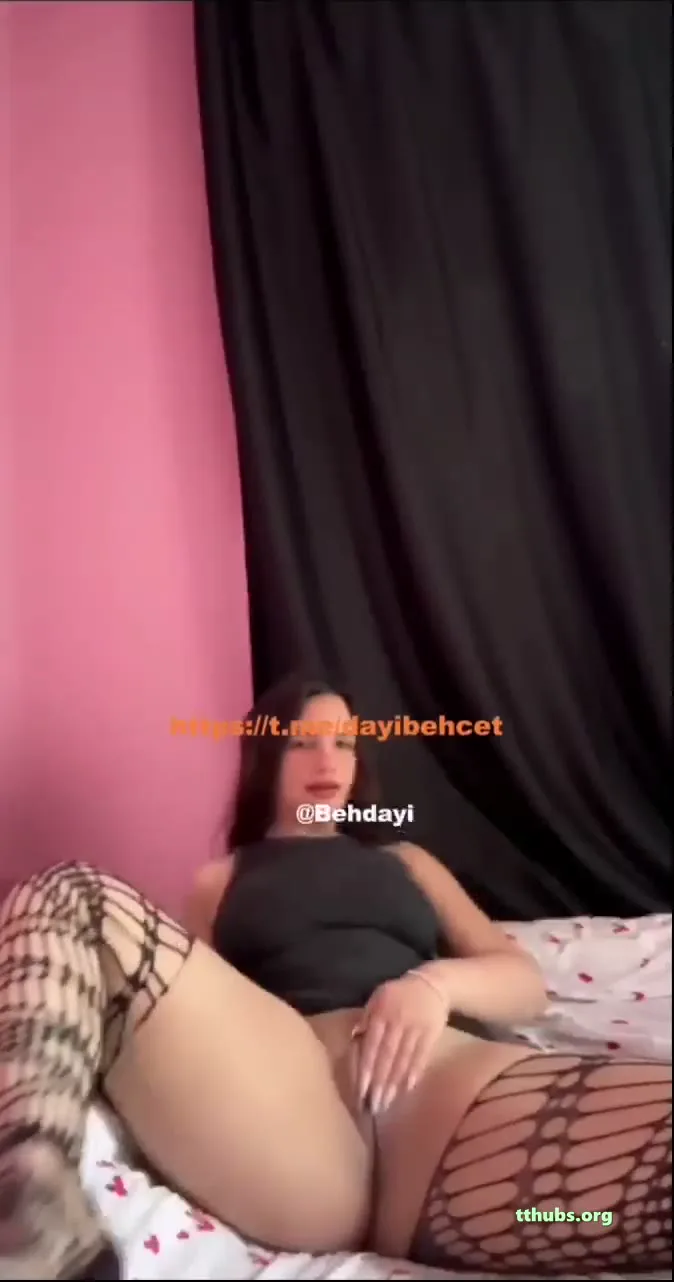 Tusem Tango  tertemiz amcığıyla oynuyor