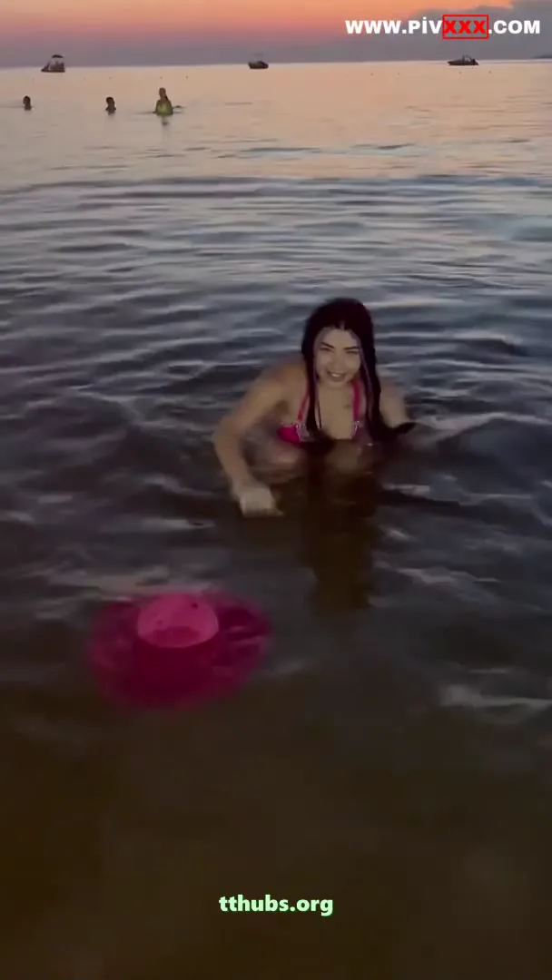 Gözde Akgün Bikini ile Kalçası ve Meme Uçları Belli oluyor