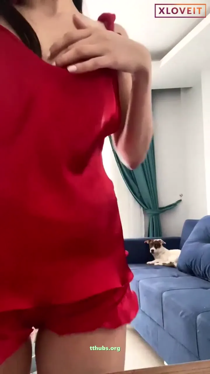 Simge Kırmızı Geceliğinden Meme Sergiledi Türk İfşa