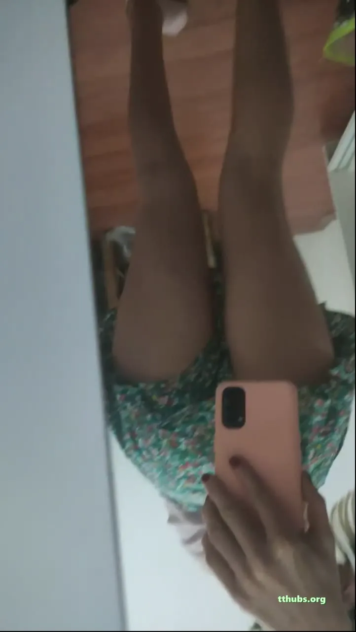 Zuzu yeşil elbisenin köşesinden pembe amını gösteriyor Türk ifşa