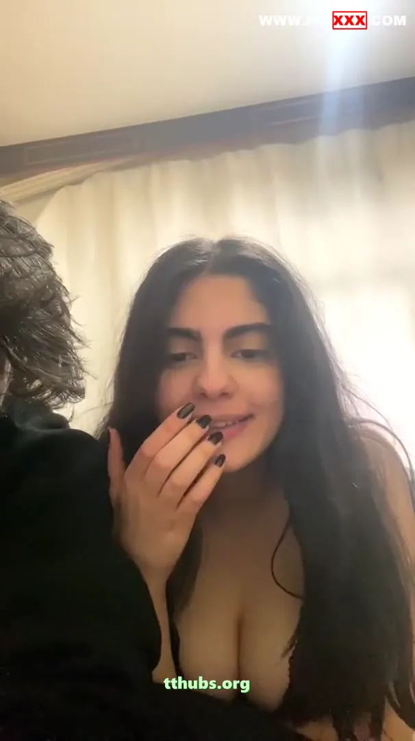 Z Kuşağı Üniversiteli Esmer Büyük Memeli Kız (3)