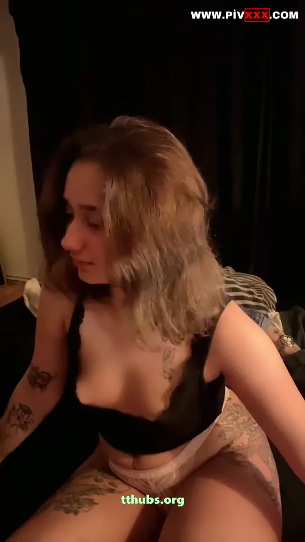 Naz elbir soyunup parmaklatıyor, azgın pozlar veriyor - Porno Video