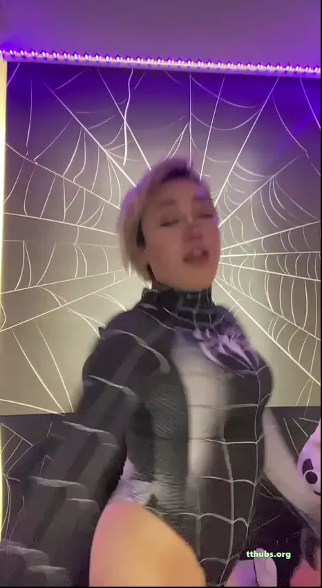 Örümcek kostümüyle yayında