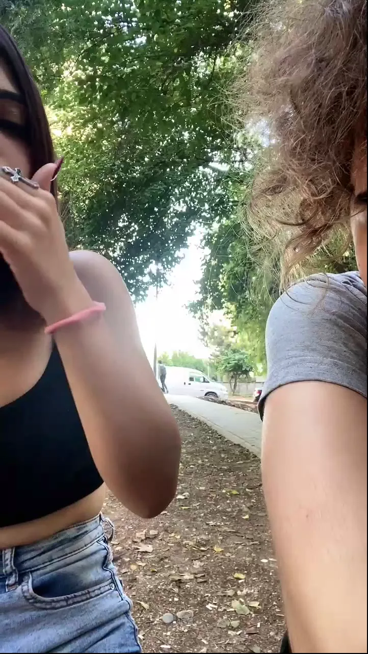 Amelya kendilerini sunuyolar