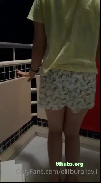 Elifburakevli Kısa şortuyla şov yapıyor