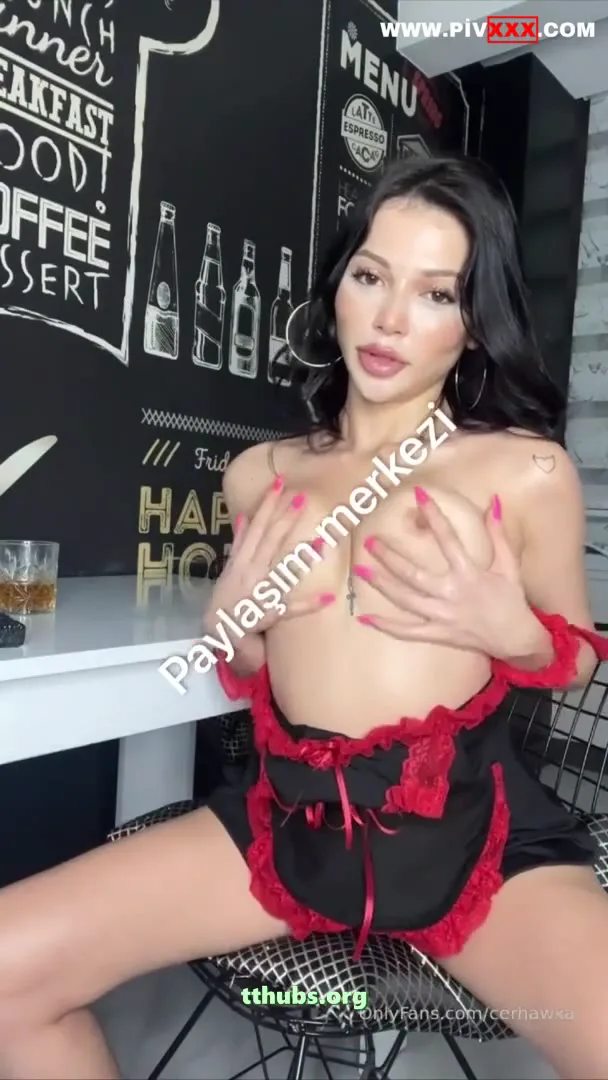 Cerhawk seksi hizmetçi kıyafetiyle memelerini açıp dildo yalıyor vajinasına sokuyor - Porno Video