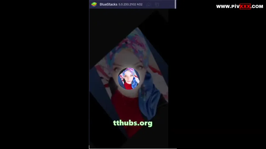 Türbanlı boncuk canlıda memelerini açıp kalçalarını gösteriyor - Porno Video